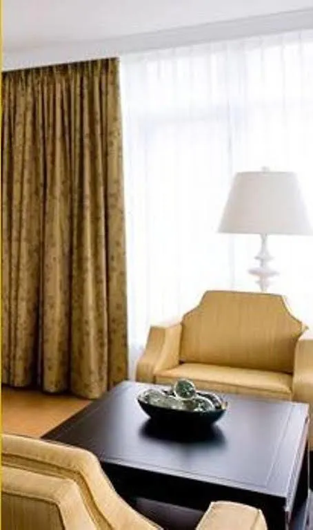 L'Hermitage Hotel Vancouver