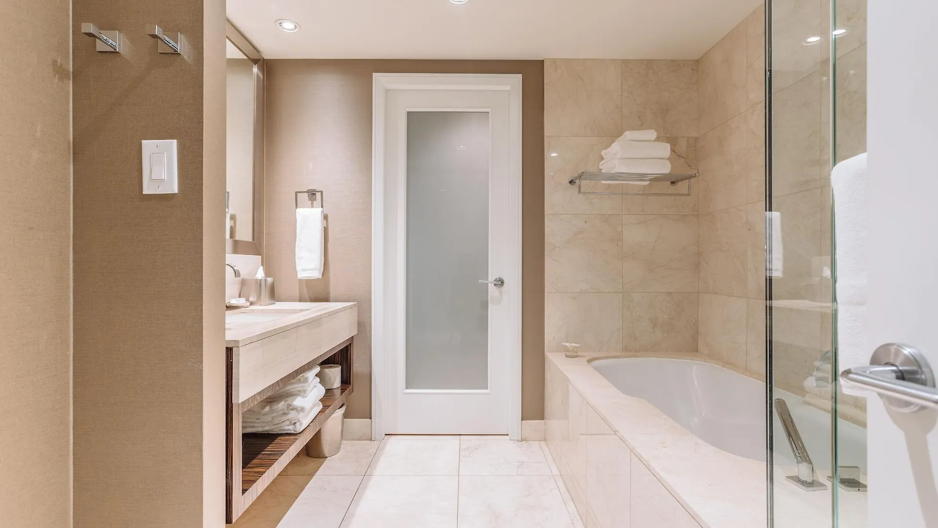 L'Hermitage Hotel Vancouver 4*,