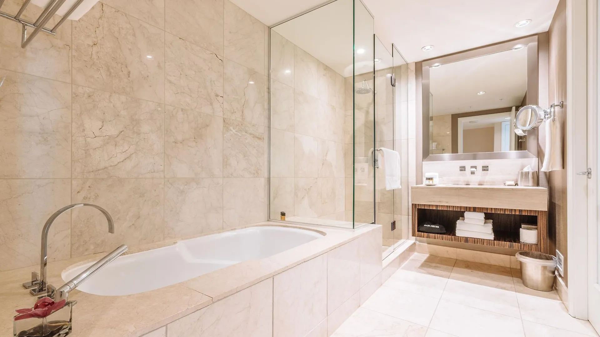 L'Hermitage Hotel Vancouver 4*,
