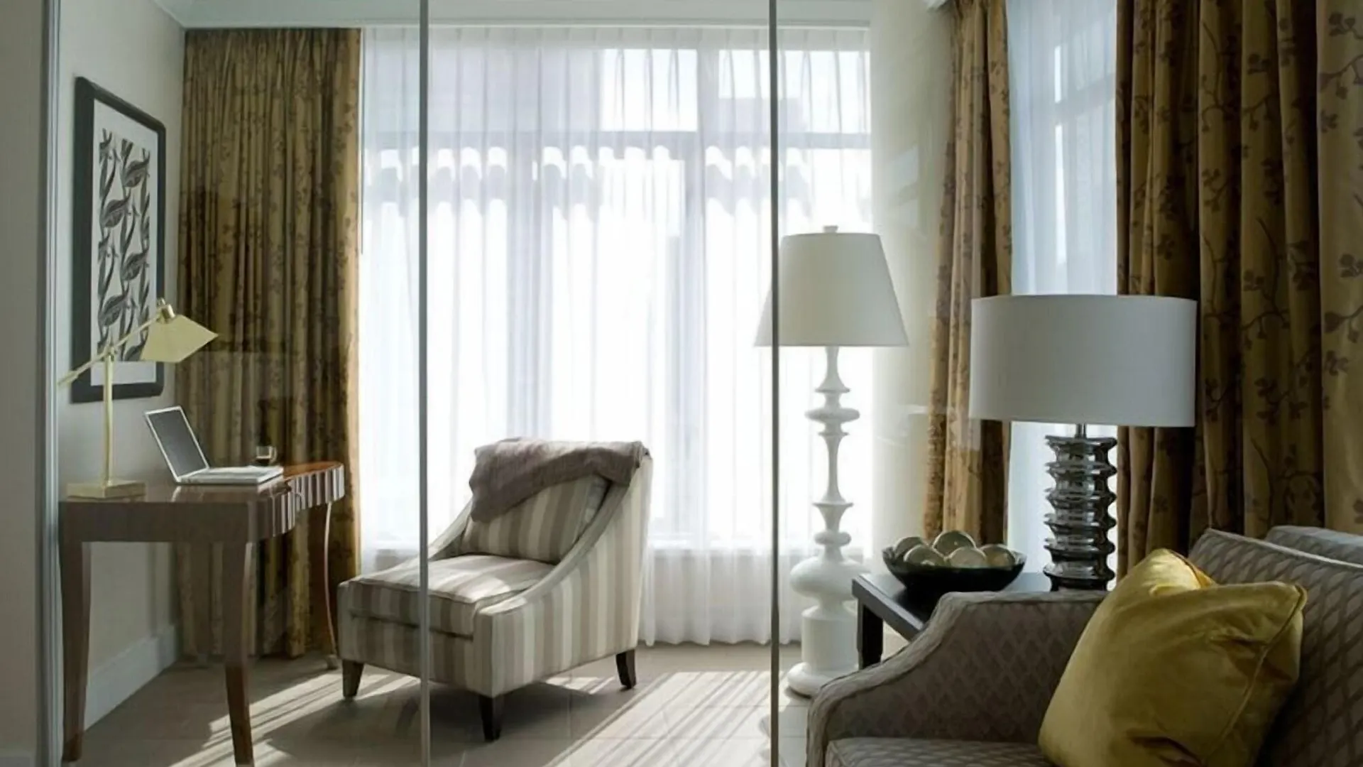 L'Hermitage Hotel Vancouver