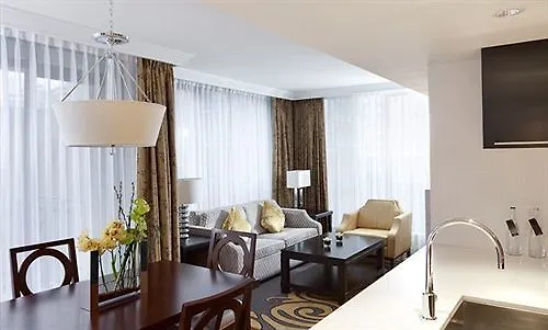 L'Hermitage Hotel Vancouver 4*,