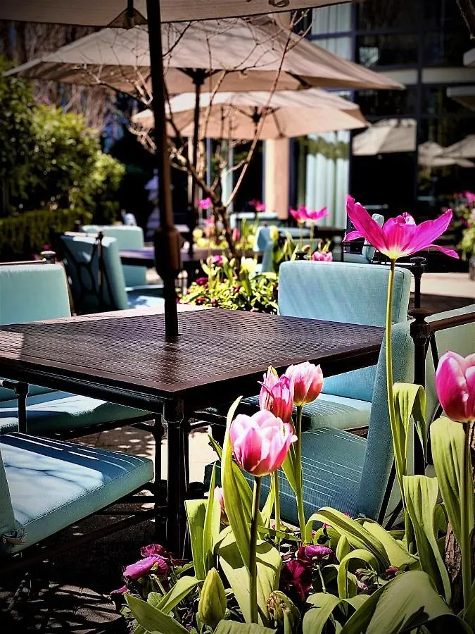 L'Hermitage Hotel Vancouver 4*,