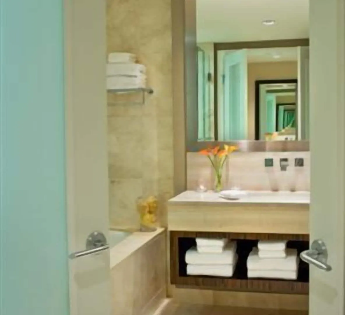 L'Hermitage Hotel Vancouver 4*,  Canadá