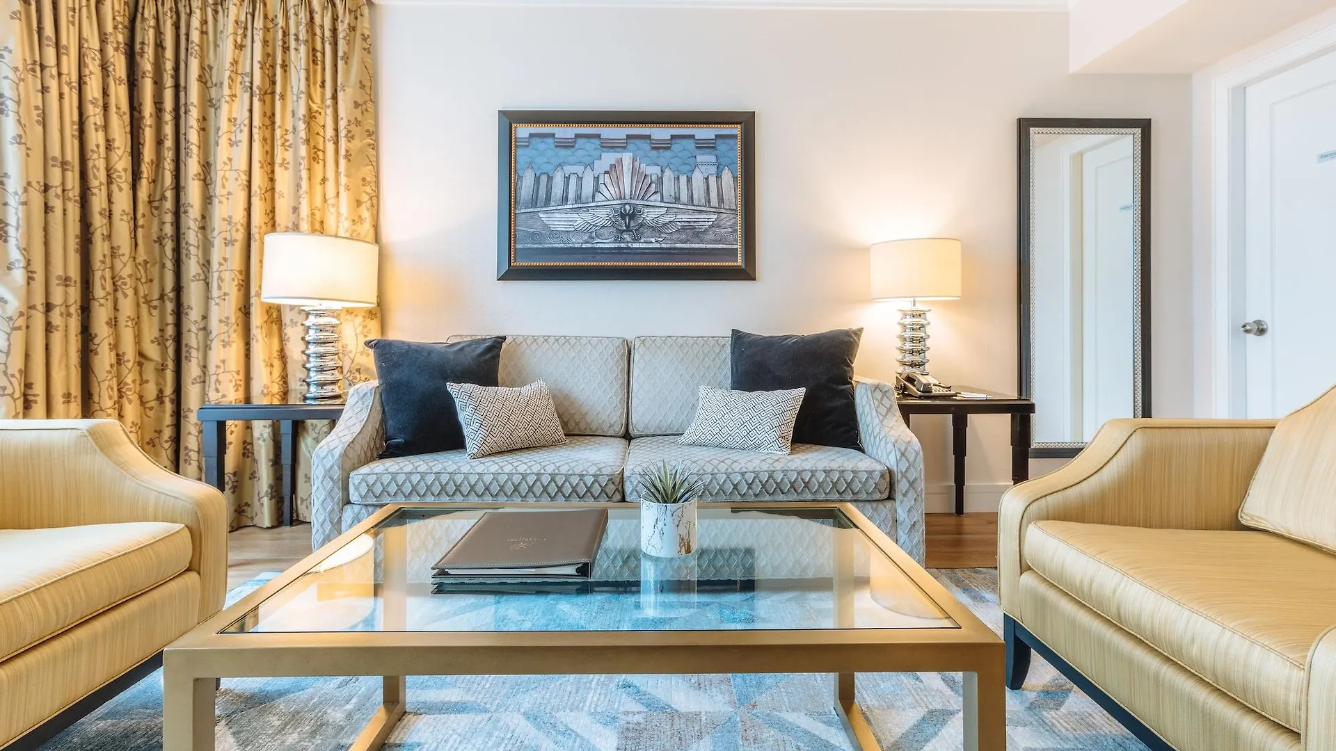 L'Hermitage Hotel Vancouver